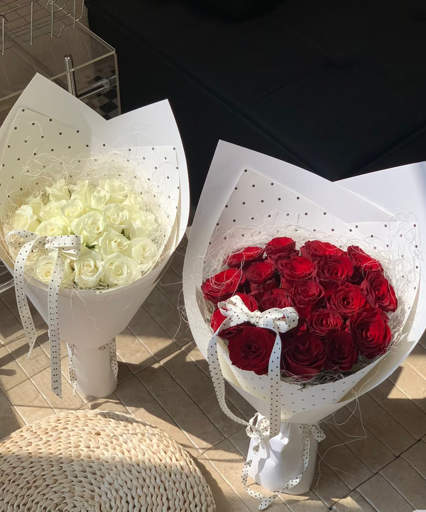 QIXI | Classic White Polka Rose Bouquet