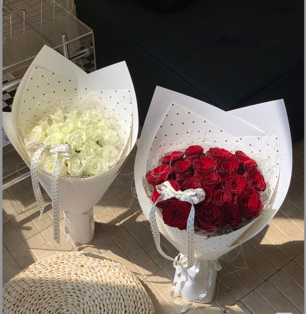 QIXI | Classic White Polka Rose Bouquet